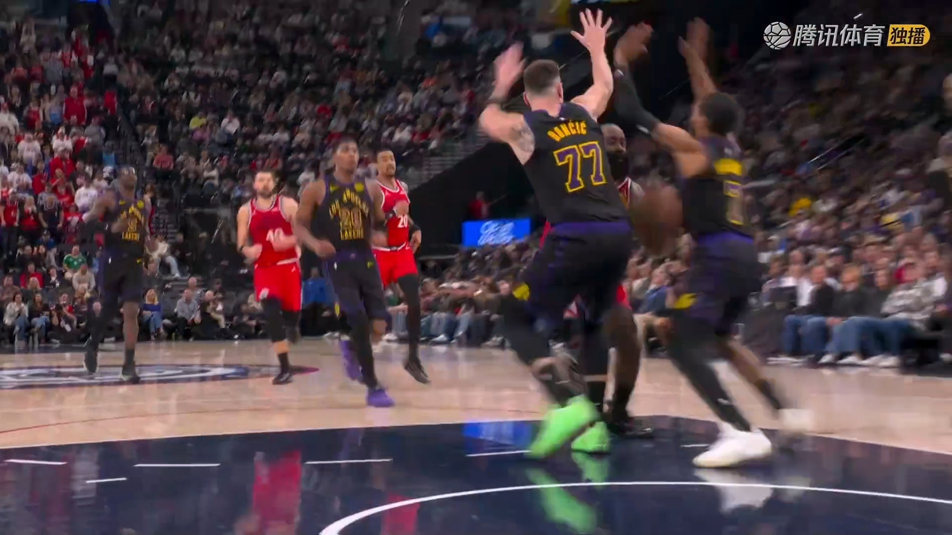 哈登回归赛场，比分优势明显首场状态亮眼，湖人观众沸腾！的简单介绍